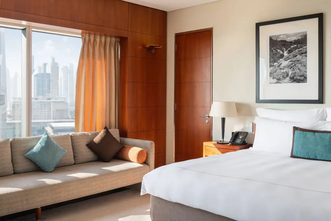 Jumeirah-Emirates-Tower-Club-Room-King-Bed