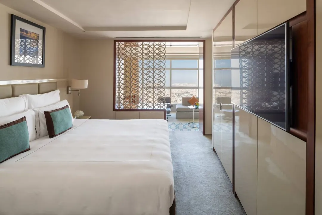 Jumeirah-Emirates-Tower-Club-Junior-Suite-King-Bed