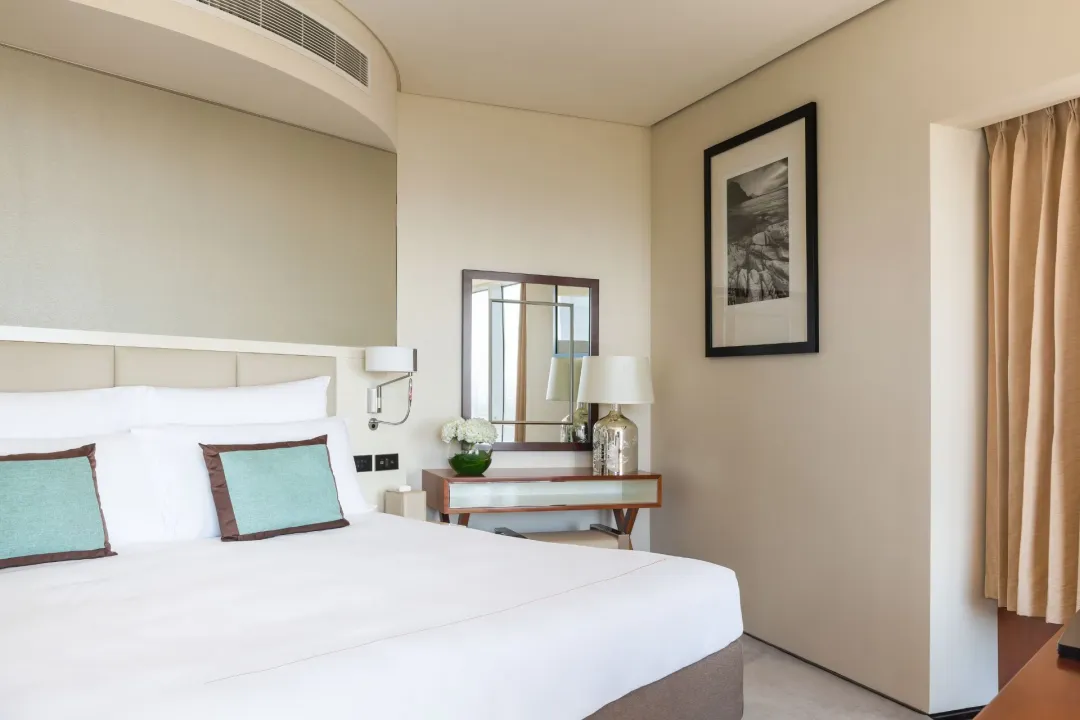 Jumeirah-Emirates-Tower-Family-Suite-King-Bed