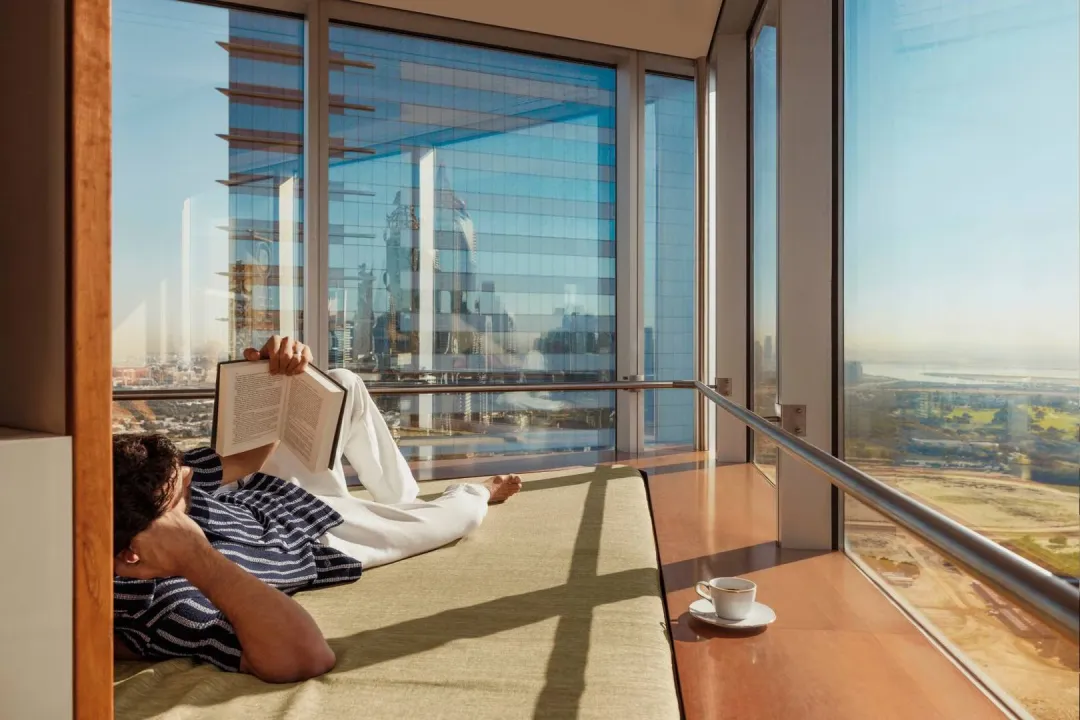 Jumeirah-Emirates-Tower-Family-Suite-Large-Windows