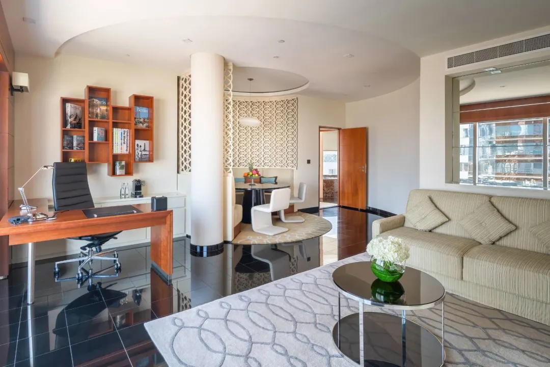 Jumeirah-Emirates-Tower-Family-Suite-Living-Space