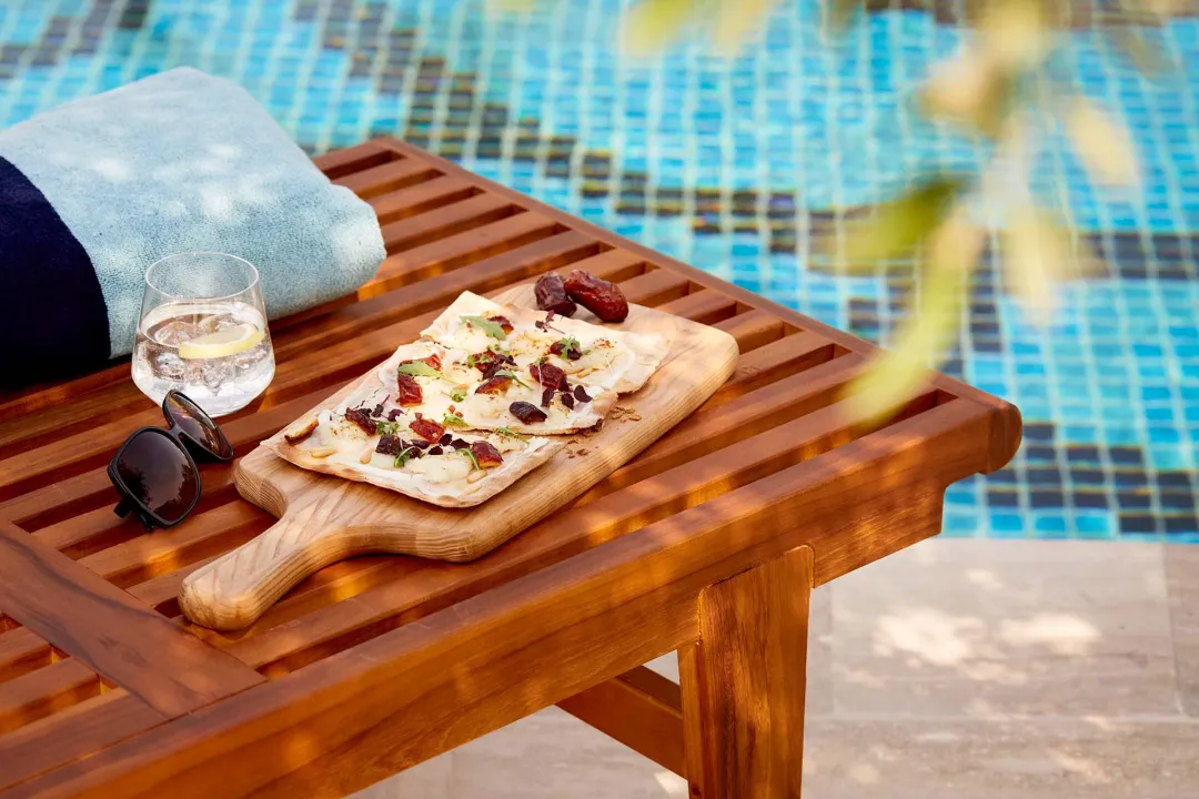 Jumeirah-Emirates-Tower-Azura-Pool-Bar