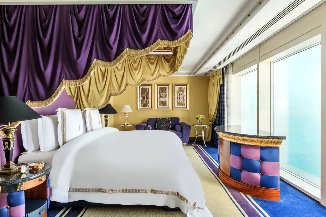Burj-Al-Arab-Duplex-Club-Suite-King-Bed