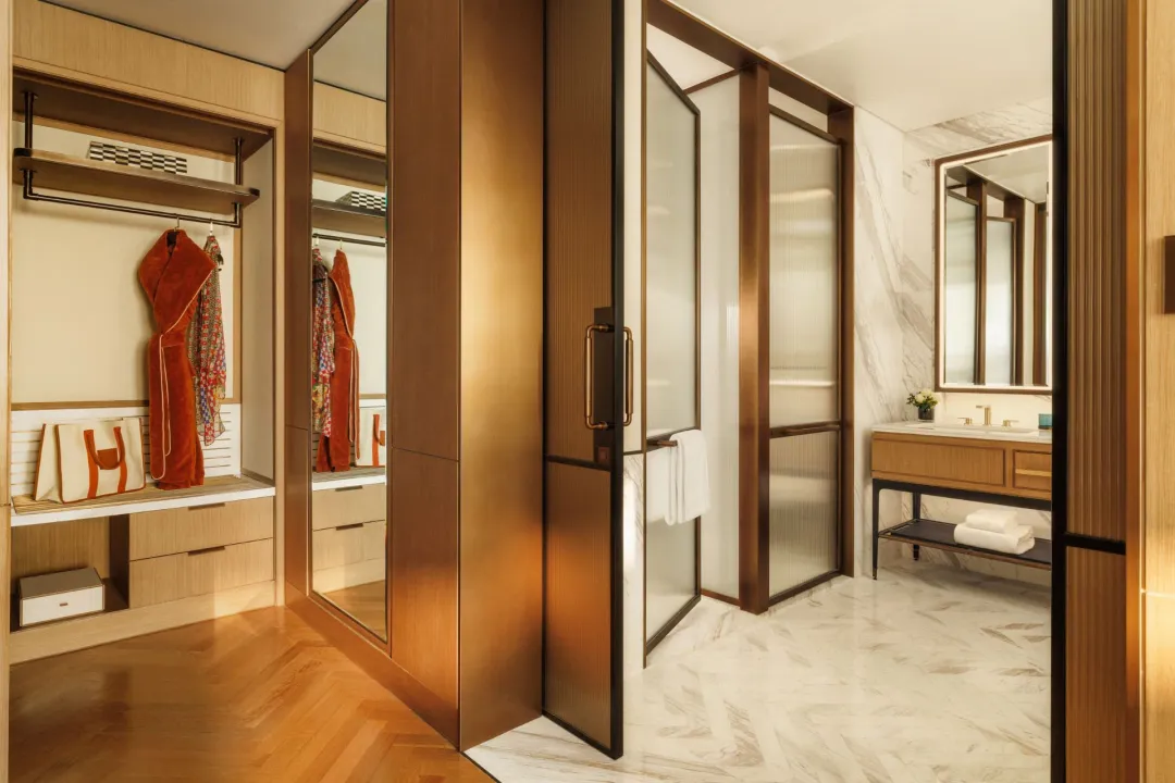 Jumeirah-Marsa-Al-Arab-Marine-Deluxe-Room-Walk-in-closet