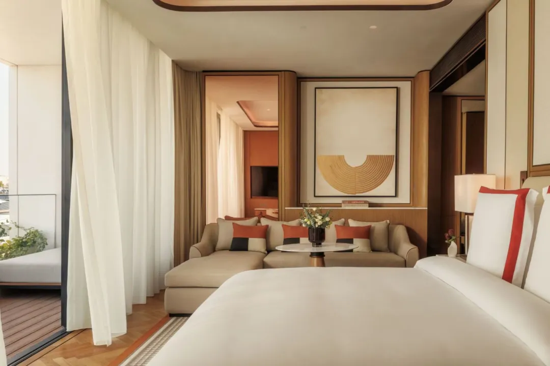 Jumeirah-Marsa-Al-Arab-Promenade-Deluxe-Room-King-Bed