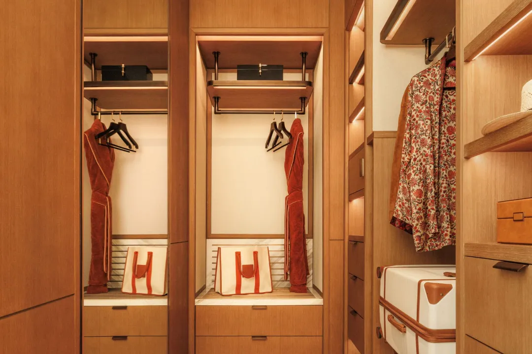 Jumeirah-Marsa-Al-Arab-Marina-Terrace-Room-Walk-in-closet