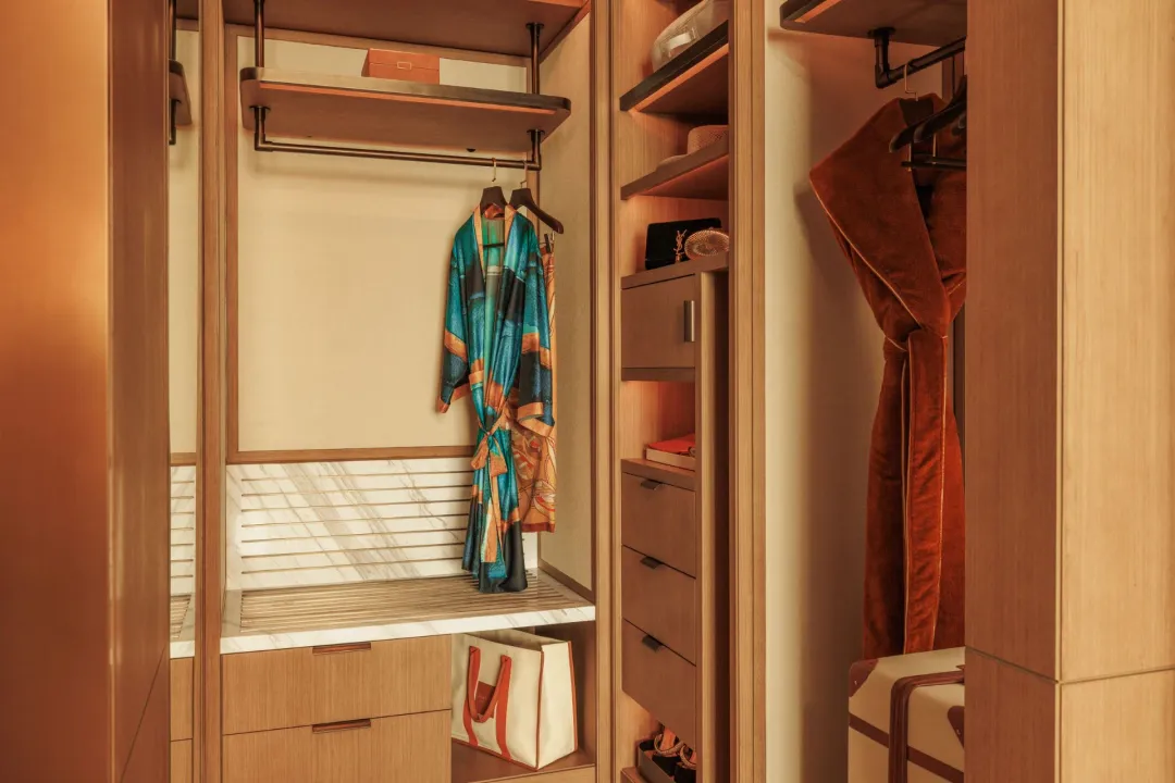 Jumeirah-Marsa-Al-Arab-Ocean-Deluxe-Room-Walk-in-closet