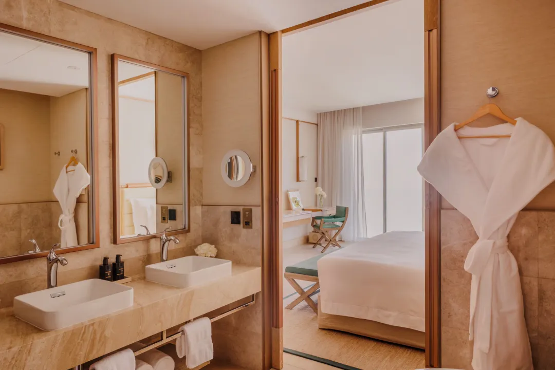 Jumierah-Muscat-Bay-Resort-Deluxe-Room-Detail