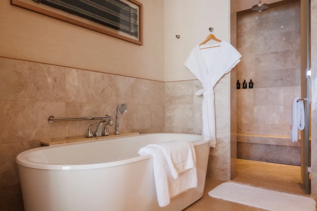 Jumeirah-Muscat-Bay-Ocean-Club-Balcony-Room-Bathroom