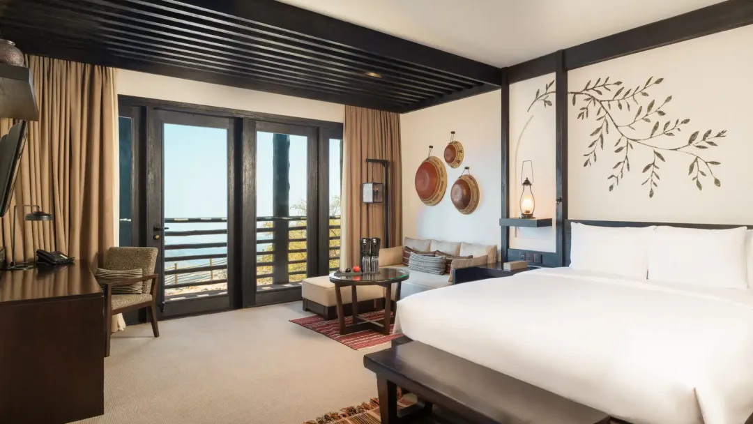 Alila-Jabal-Akhdar-One-King-Bed-with-Ridge-View