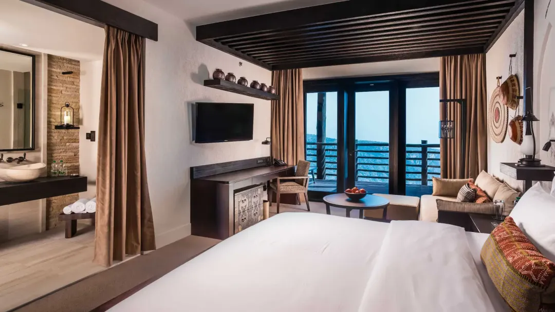 Alila-Jabal-Akdhar-1-King-Bed-with-Jabal-Horizon-View