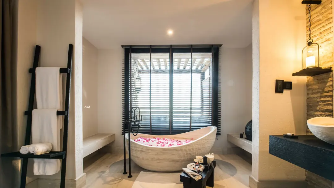 Alila-Jabal-Akdhar-1-King-Bed-with-Jabal-Horizon-View-Bathroom