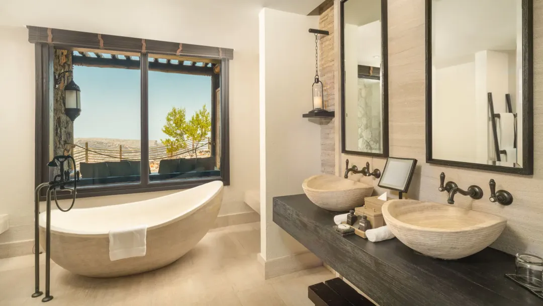 Alila-Jabal-Akdhar-1-King-Bed-with-Horizon-View-Bathroom