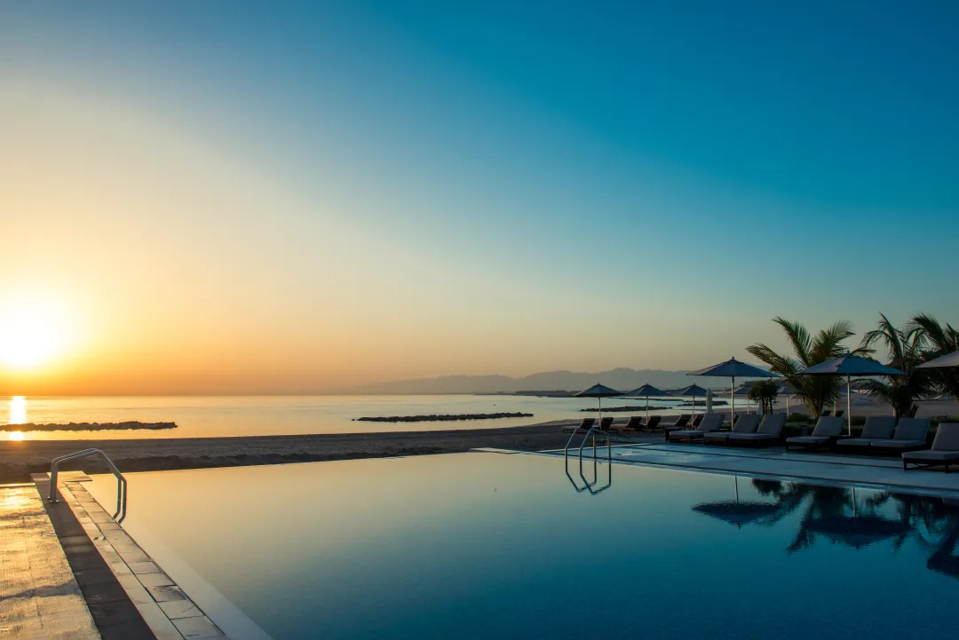Kempinski Hotel Muscat - Infinity Pool Sunrise