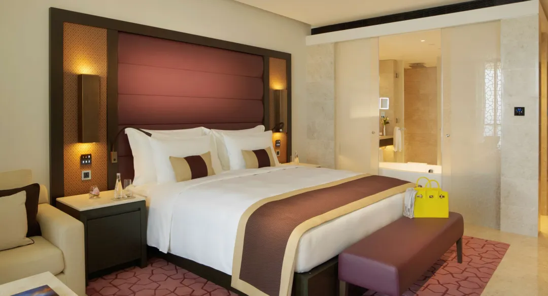 Kempinski-Hotel-Muscat-Deluxe-Room-King-Bed
