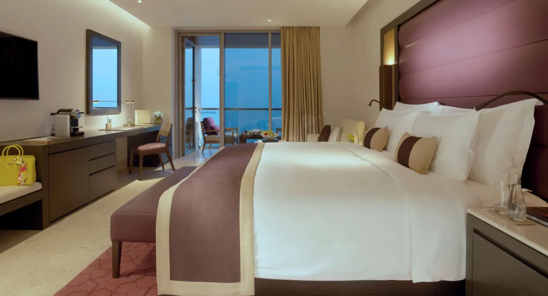 Kempinski-Hotel-Muscat-Deluxe-Sea-View-King-Bed