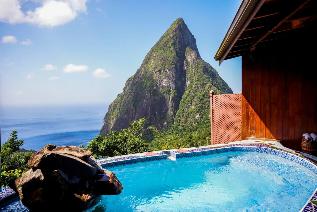 Rainbow Suite - Pool with Mountain View