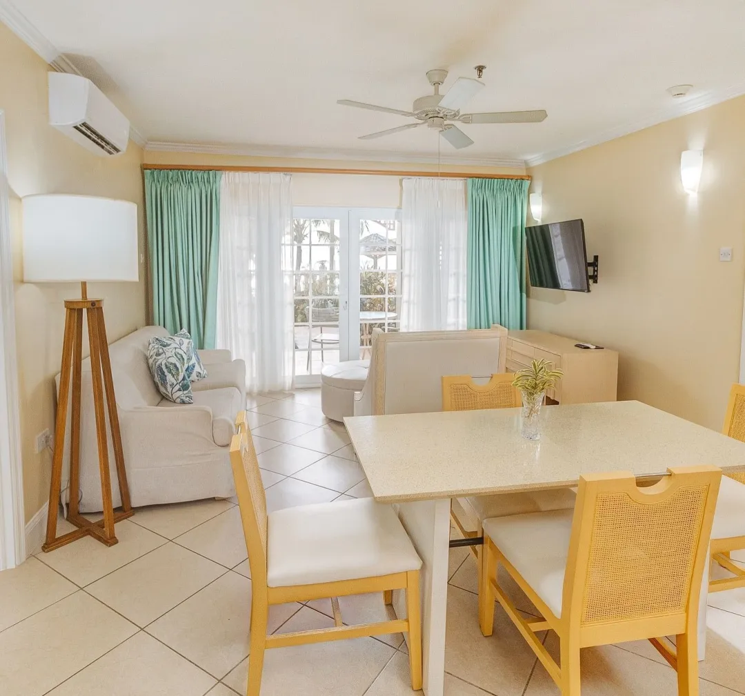 One Bedroom Pool View Suite - Seating Aeria