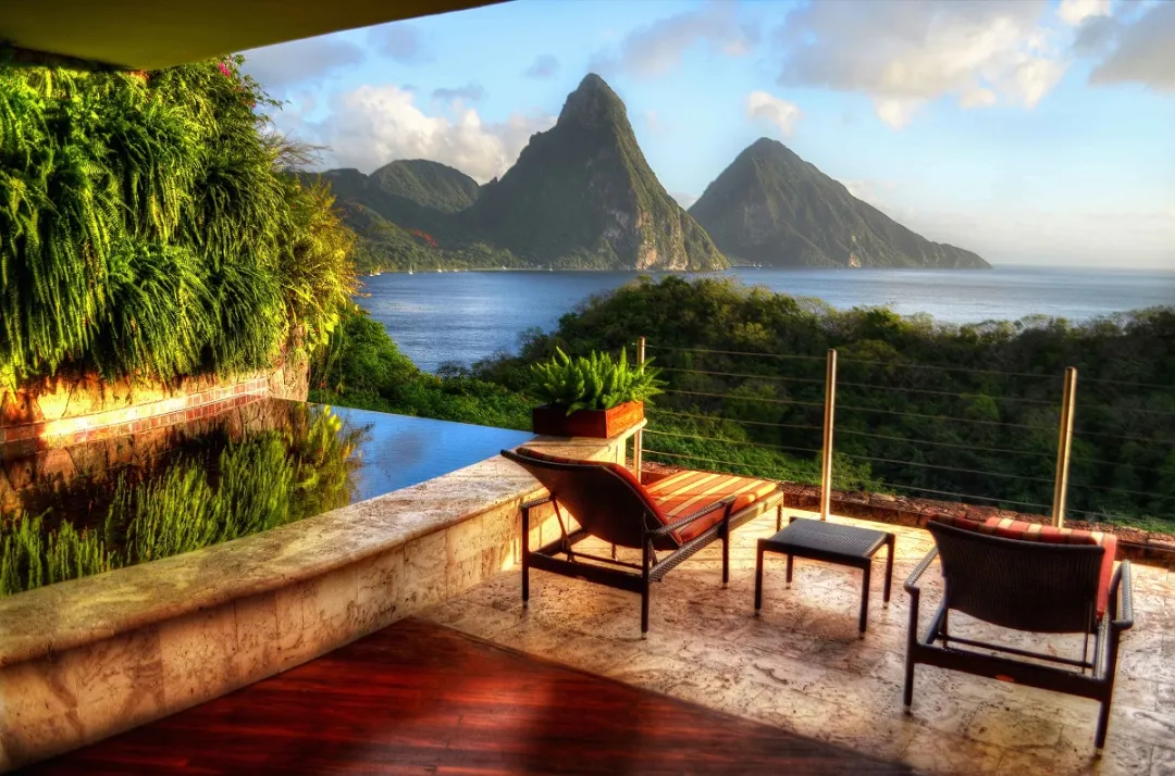 Moon Infinity Pool Sanctuary -Balcony Lounge