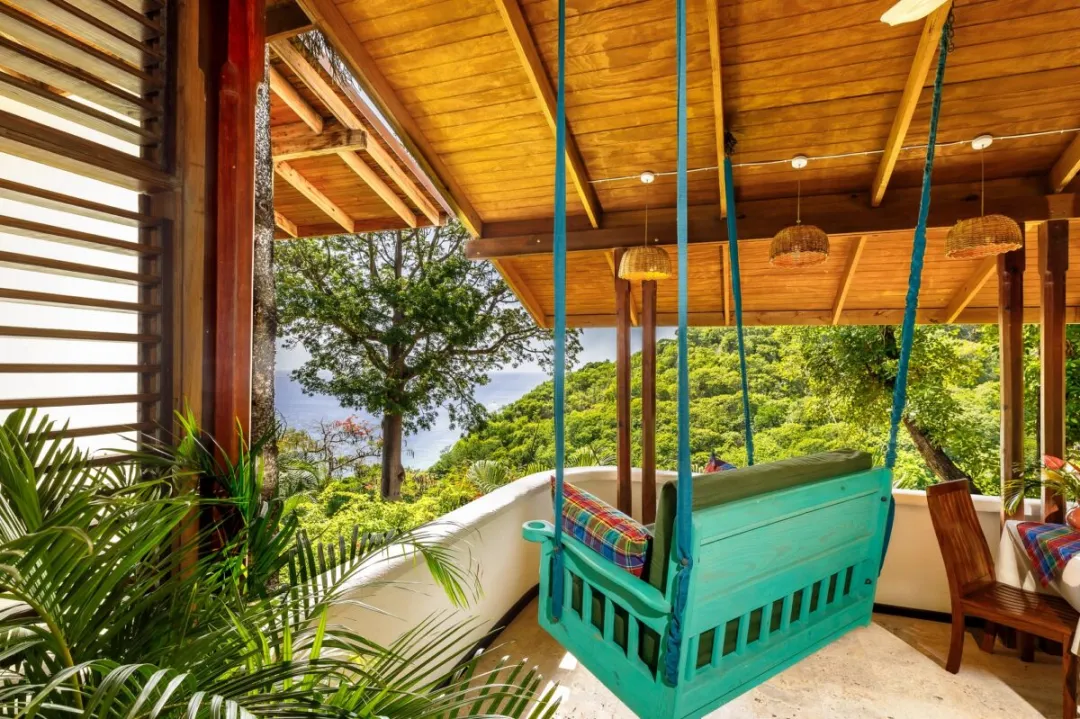 Hillside Deluxe Room - Swing with View