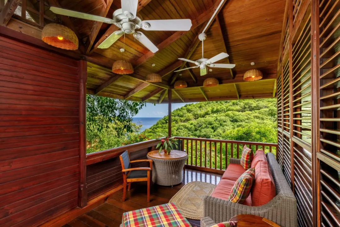 Hillside Deluxe Room - Balcony Lounge with View