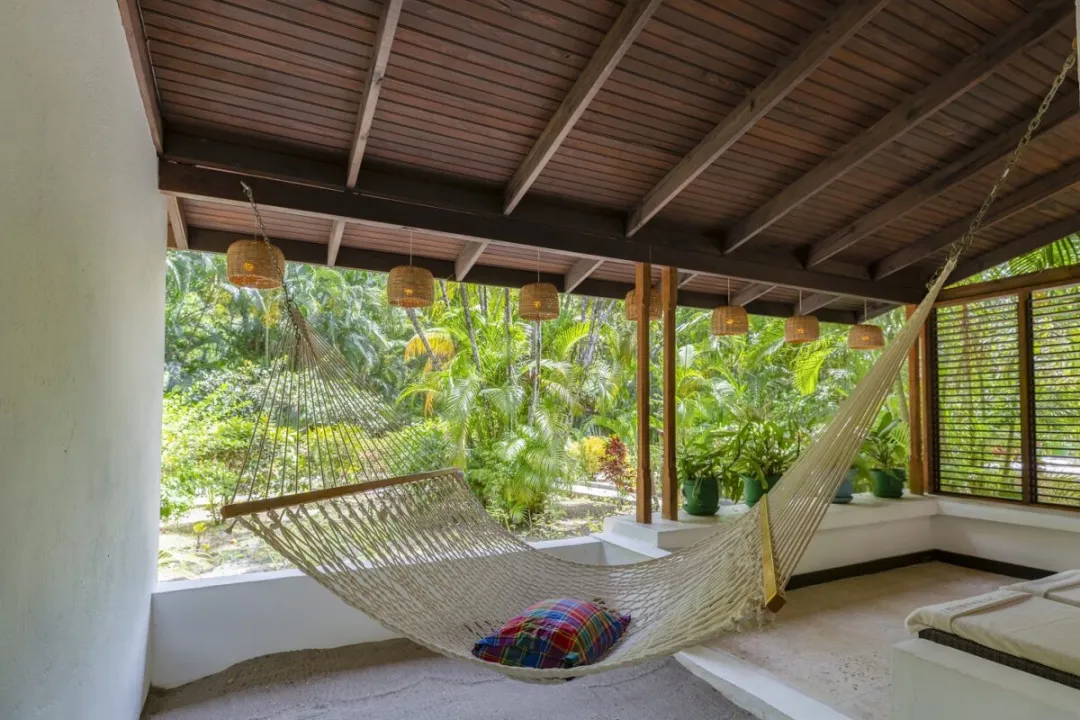 Beachside Deluxe Room - Swing with View