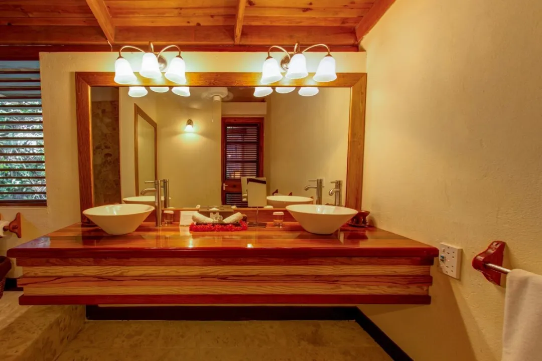Beachside Deluxe Room - Bathroom