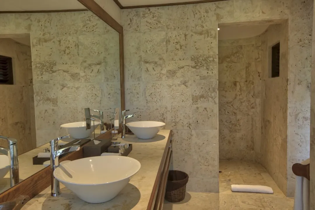 Superior Hillside Room -Shower