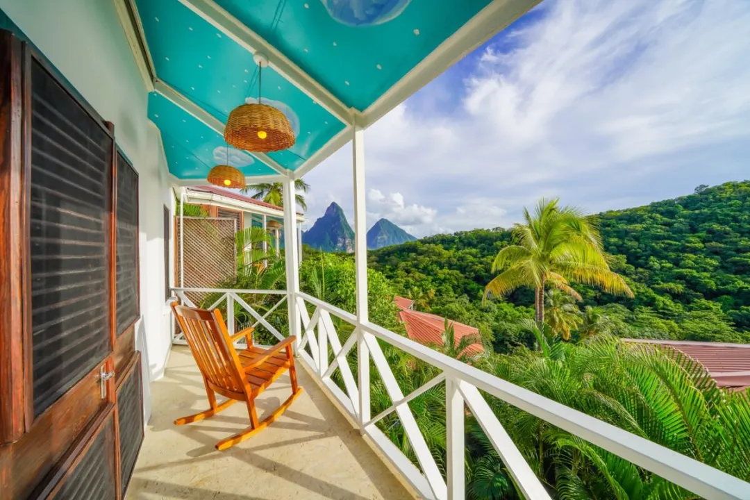 Superior Hillside Room - Balcony Lounge