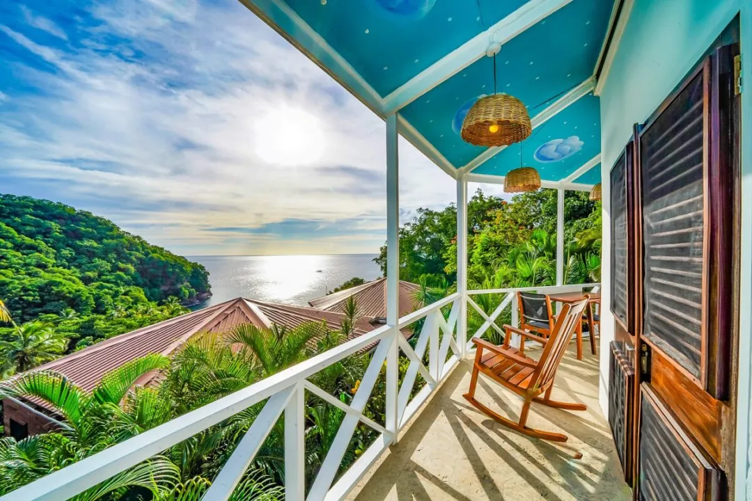 Superior Hillside Room - Balcony Lounge with View