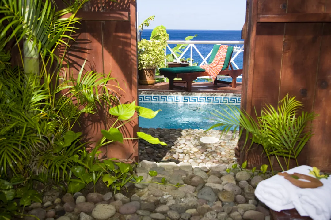 Ocean View Cottage with Pool - Pool Lounge
