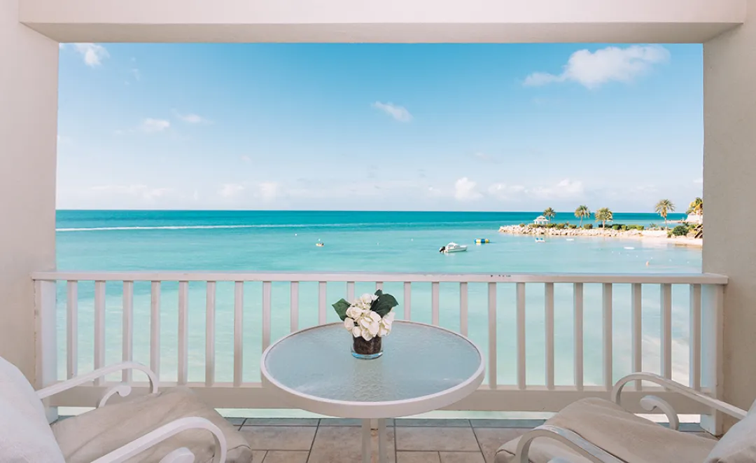 Deluxe Beachfront Room - Balcony Lounge