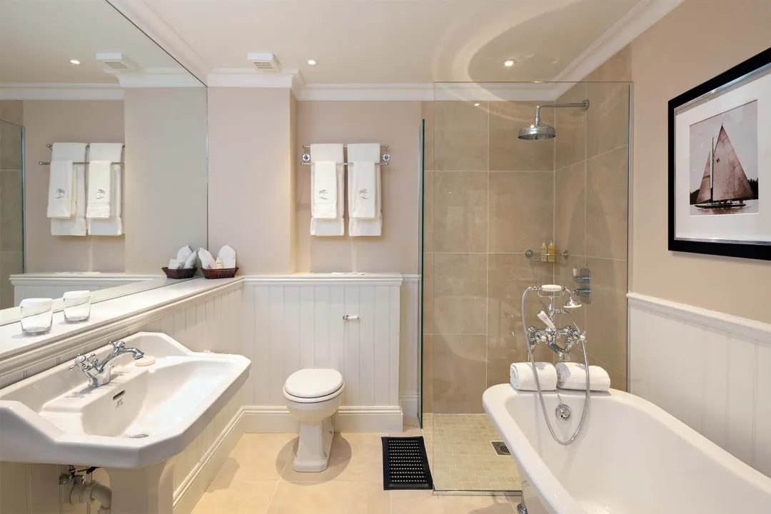 Luxury Suite - Bathroom
