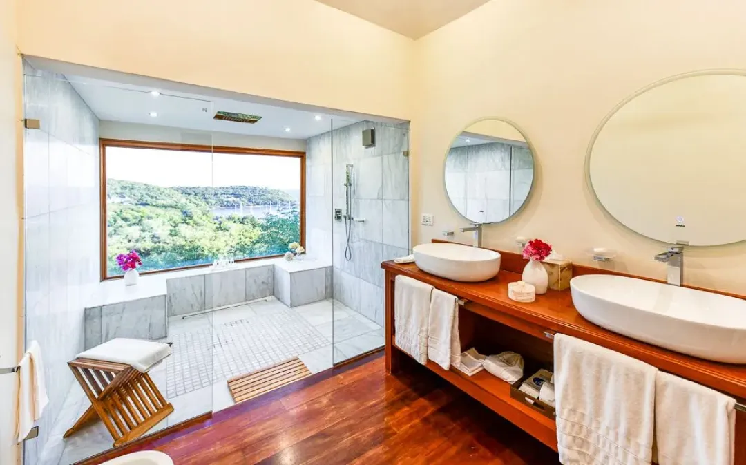 Hillside Pool Suite - Bathroom