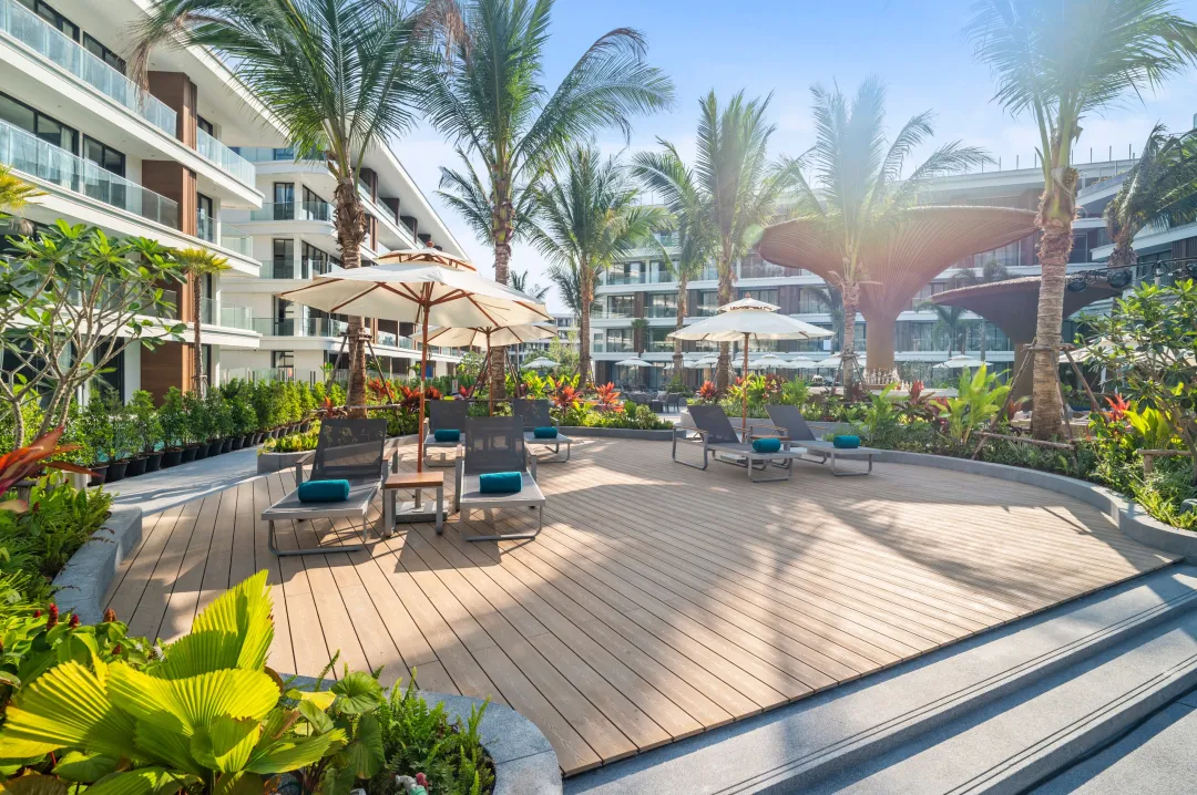 Kora Beach Resort Phuket - Pool Bar - Relaxed Seating