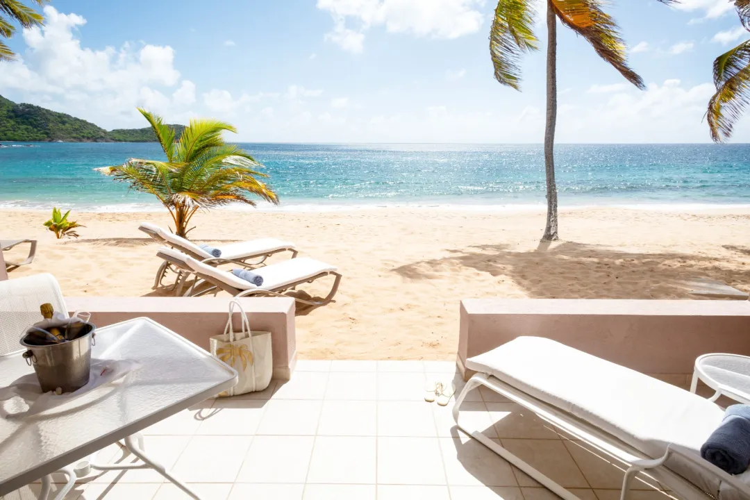 Ground Floor Junior Suite - Terrace Lounge with Beach View