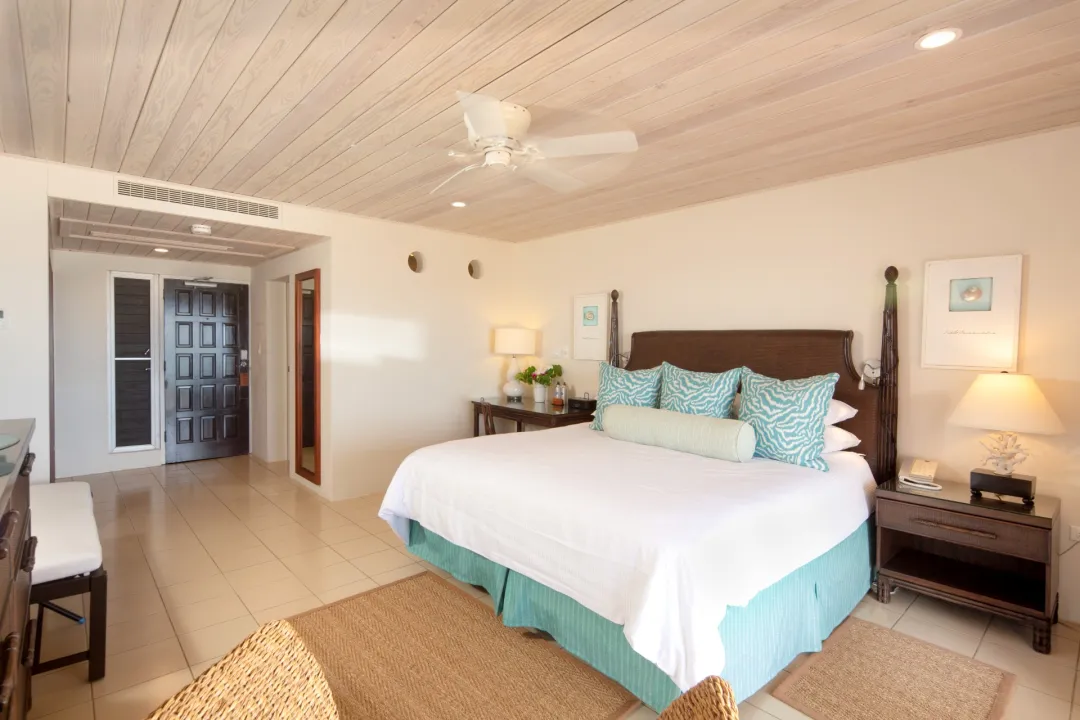 Upper Level Deluxe Room - Bedroom