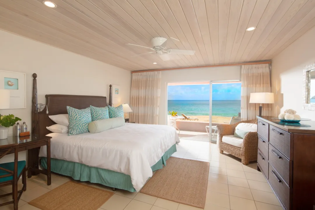 Upper Level Deluxe Room - Bedroom with View