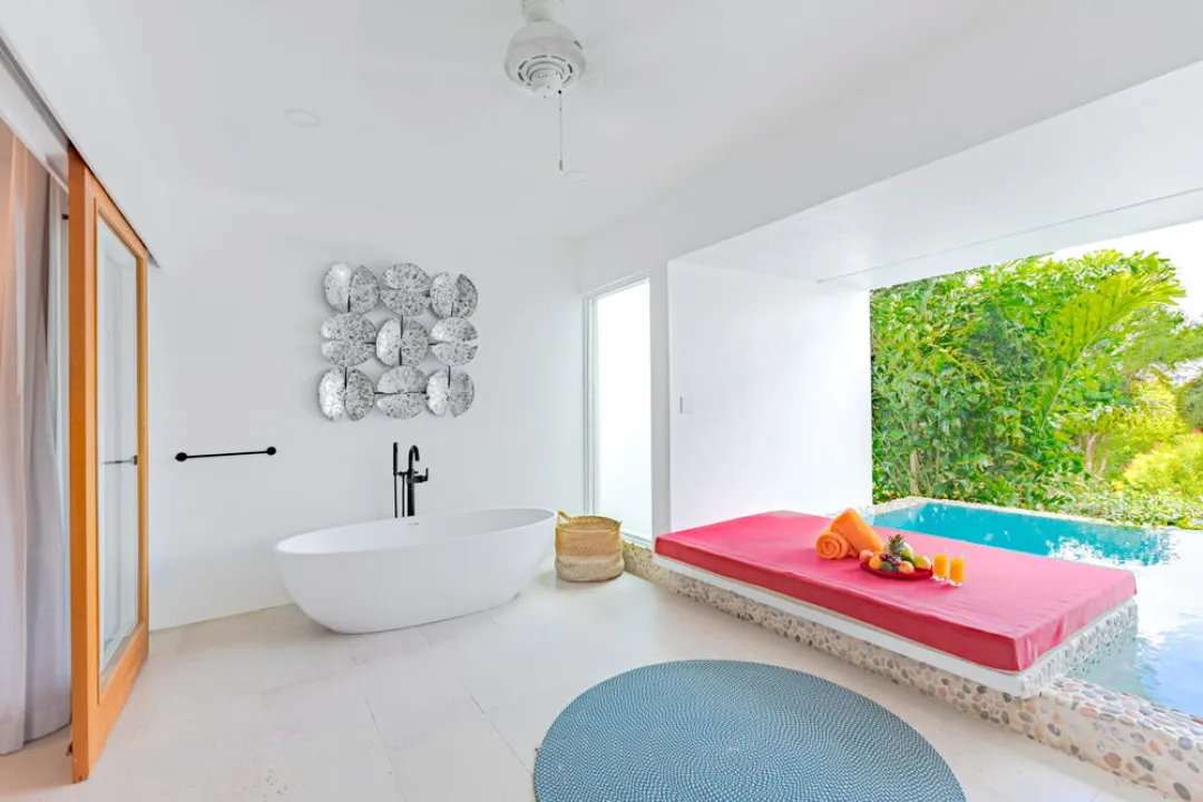 Deluxe Pool Suite - Pool View