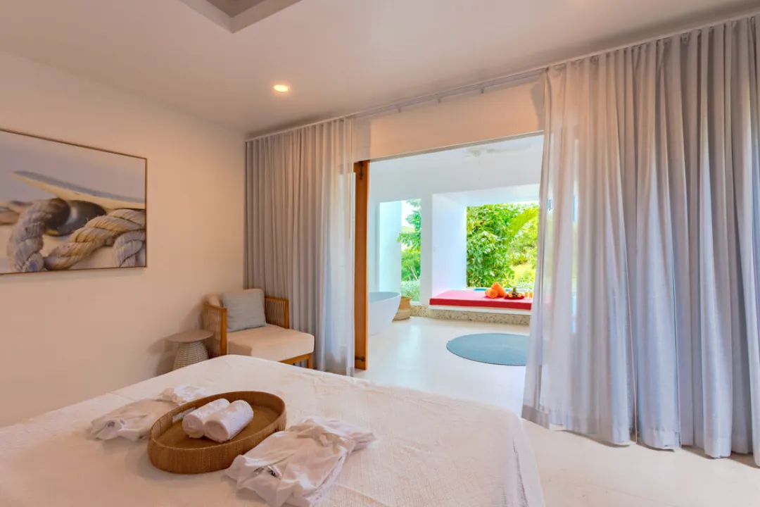Deluxe Pool Suite - Bedroom