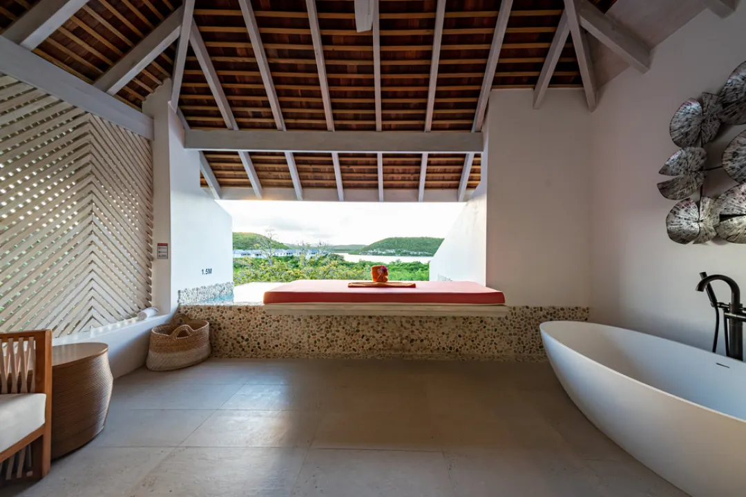 Bay View Pool Suite - Bathtub