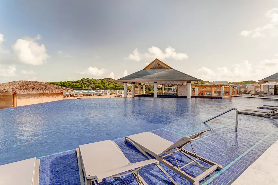 Royalton Antigua - Pool Lounge