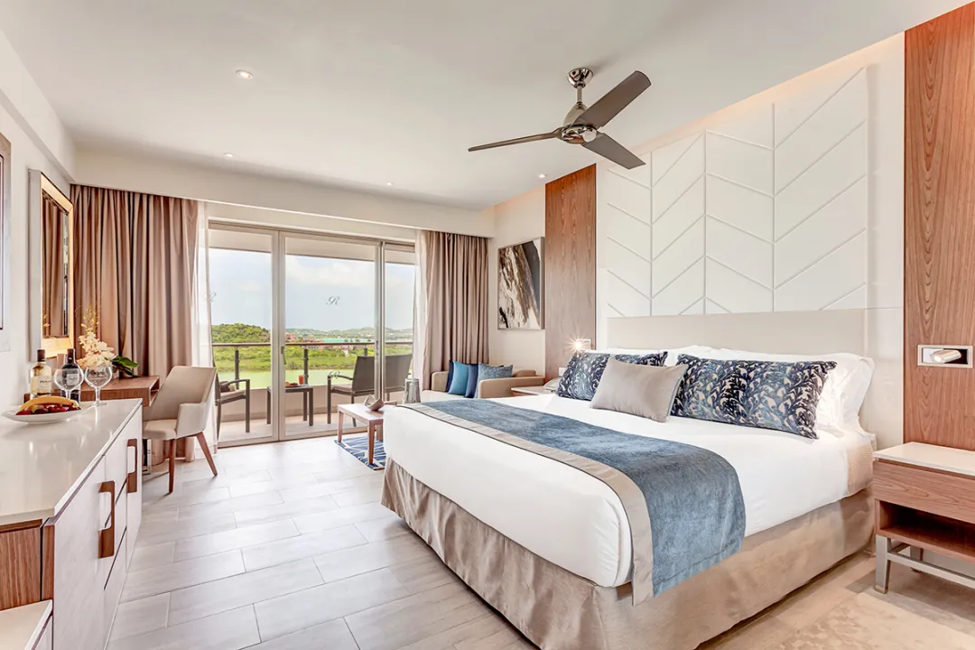 Luxury Junior Suite Bay View Diamond Club - Bedroom View