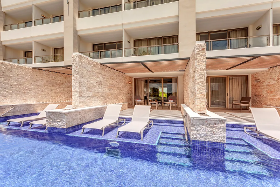 Luxury Junior Suite Swim-out Diamond Club - Swim Out View