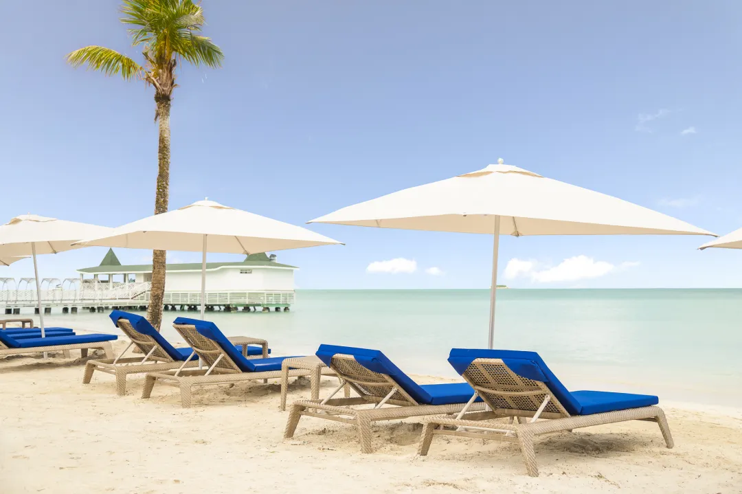 Royalton CHIC Antigua - Beach Lounge