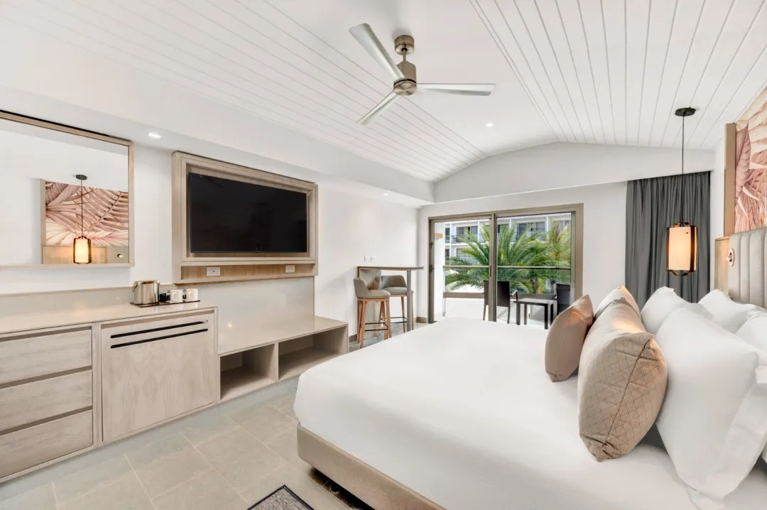 Luxury Pool View Room - Bedroom