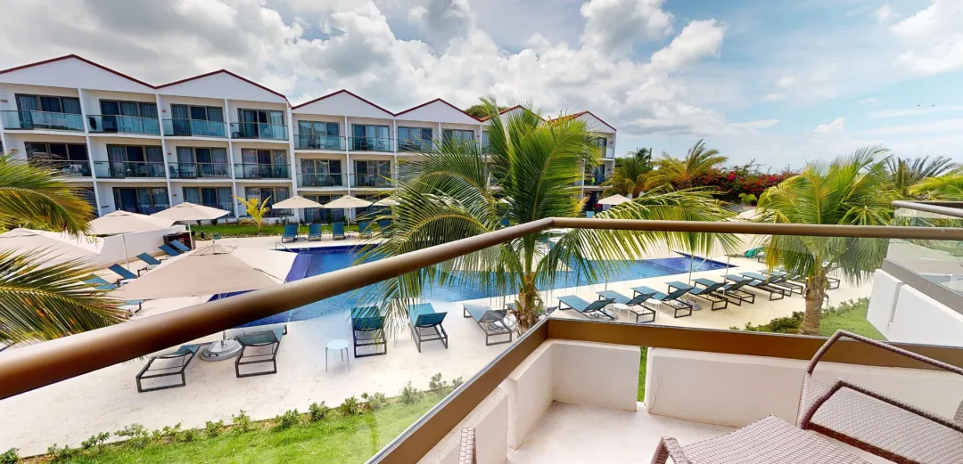 Luxury Pool View Room - Balcony with Pool View
