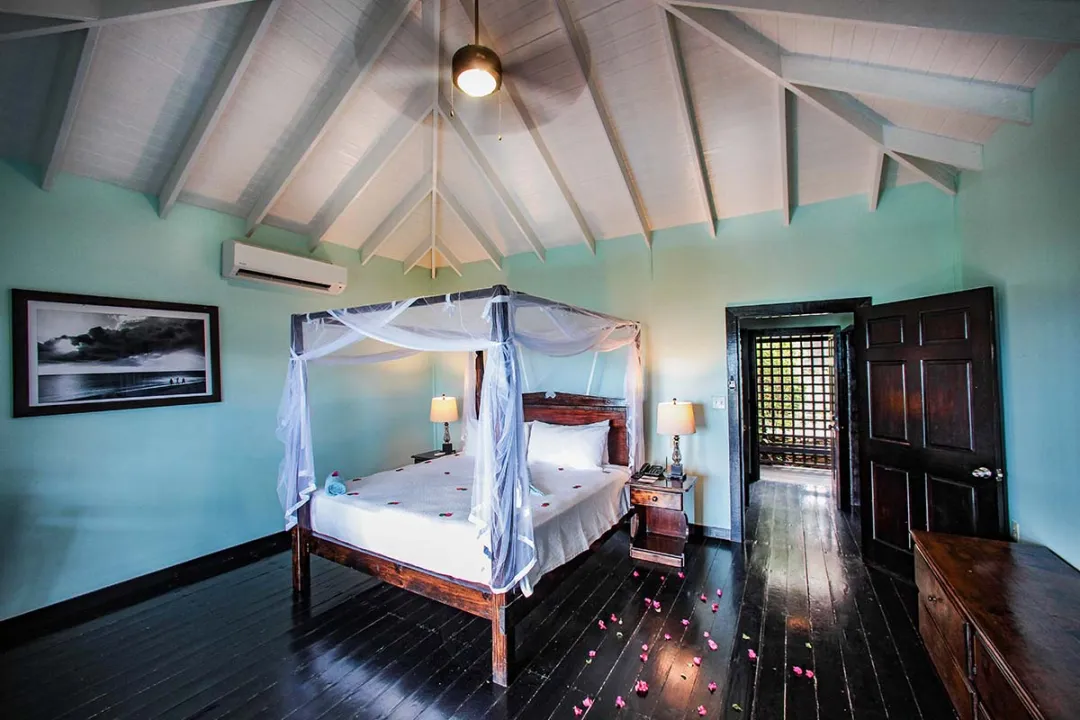 Beach Front Pool Cottage - Bedroom