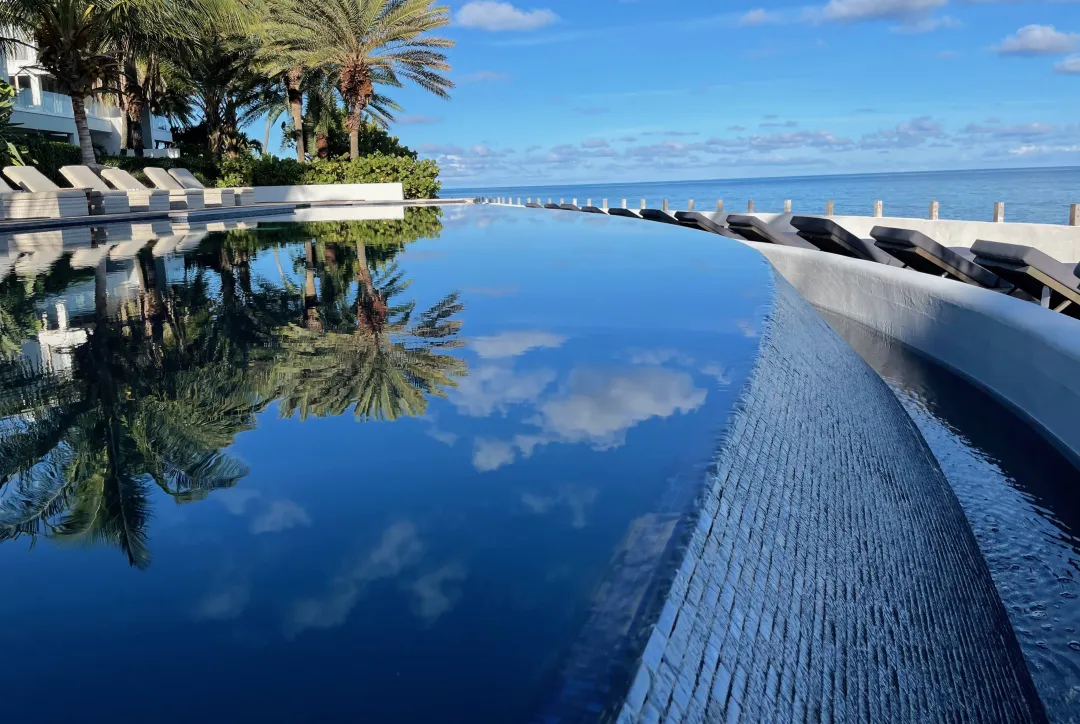 Hodges Bay Resort - Pool View with Sea View