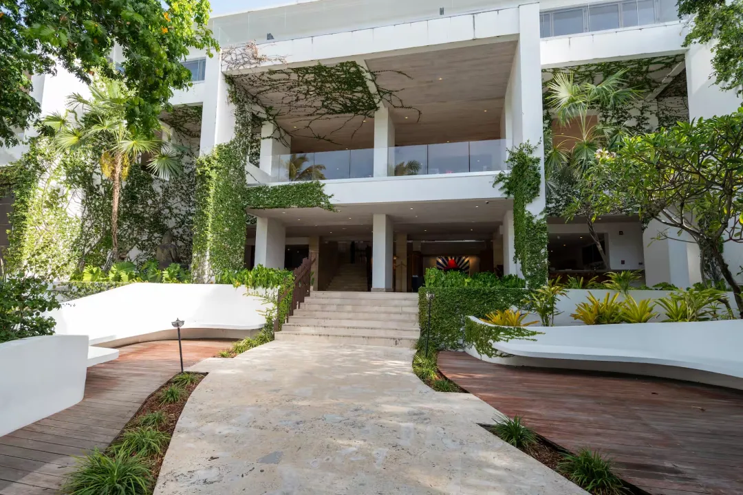 Hodges Bay Resort - Hotel Entrance
